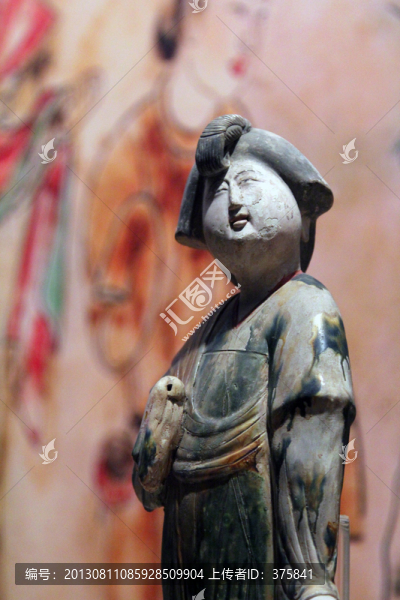 三彩女立俑