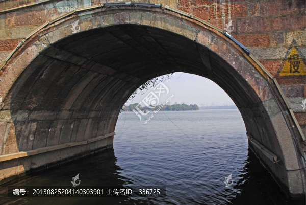 湖心亭鎖瀾橋
