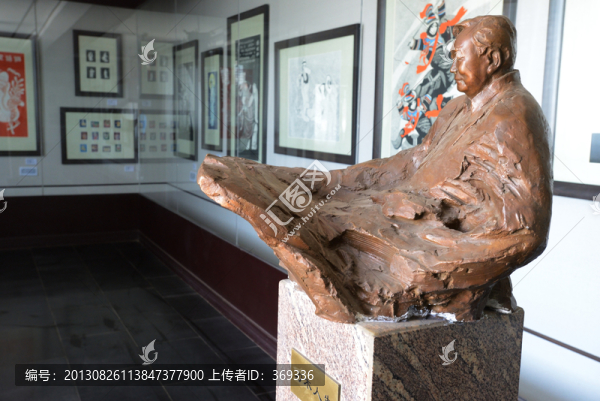 山西省靈石王家大院牛文塑像