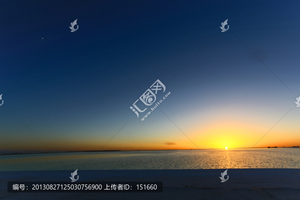 青海察爾汗鹽湖落日