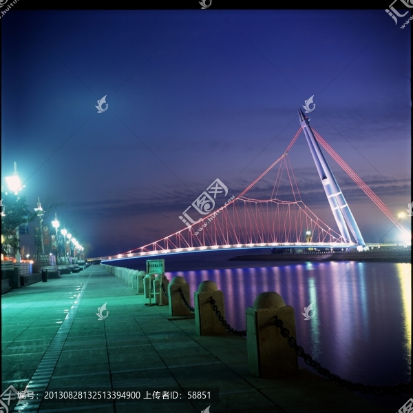 夜色海邊