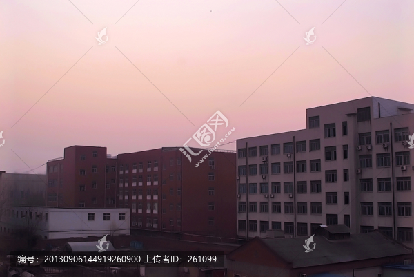 晨曦中的建筑