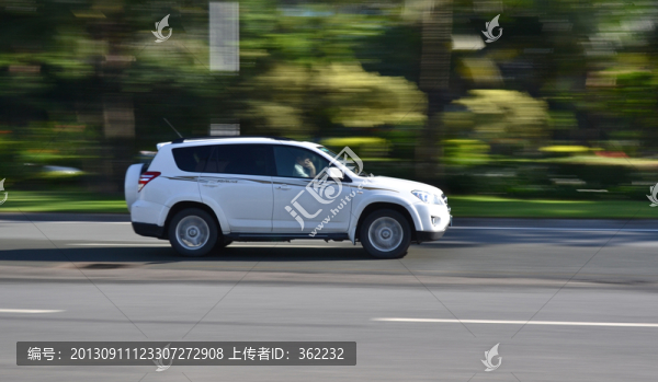 行駛中的動(dòng)感汽車