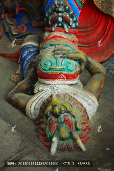 潭柘寺佛像腳下的小鬼