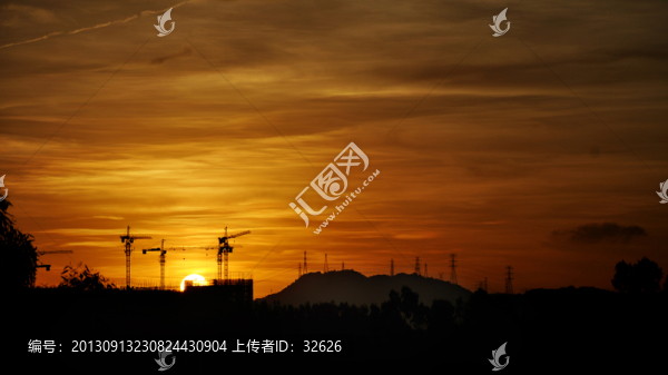 霞光中的塔吊