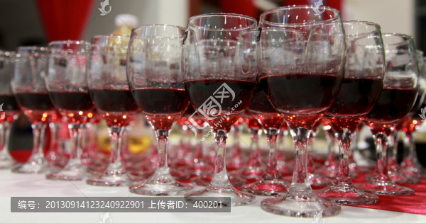 玻璃高腳杯紅酒