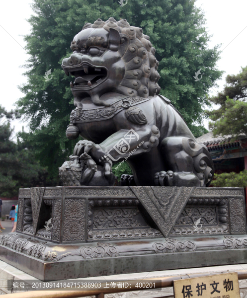 北京頤和園東宮門外銅獅子