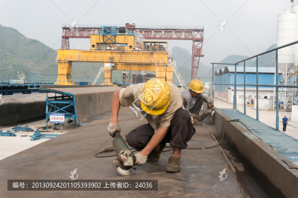工人打磨鐵質模具