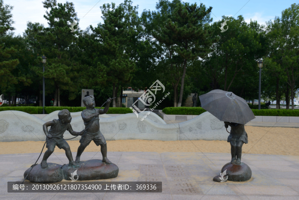 威海幸福公園童趣銅雕像