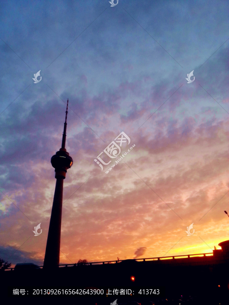 夕陽下的電視塔