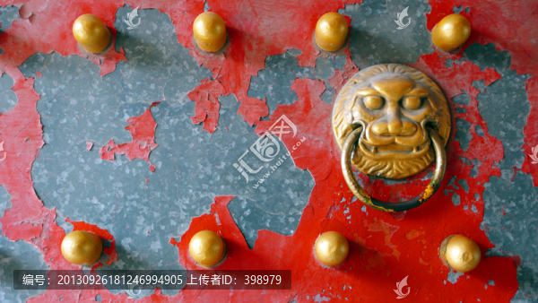 油漆脫落的門