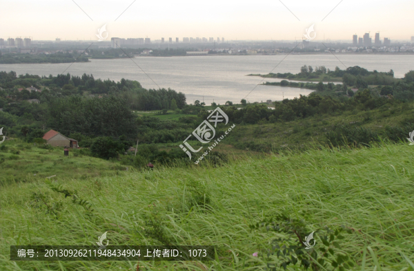 青山綠草湖泊城市樓群,滁州