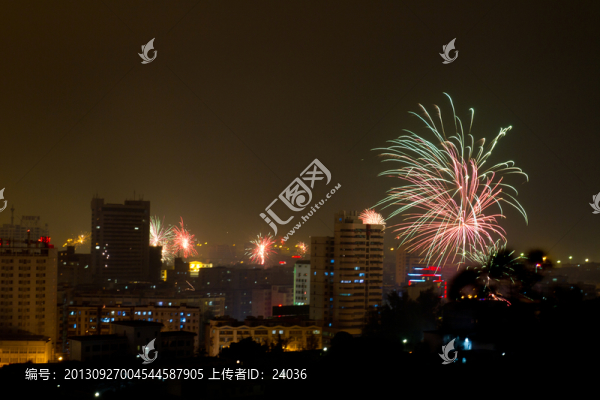 煙火下的城市
