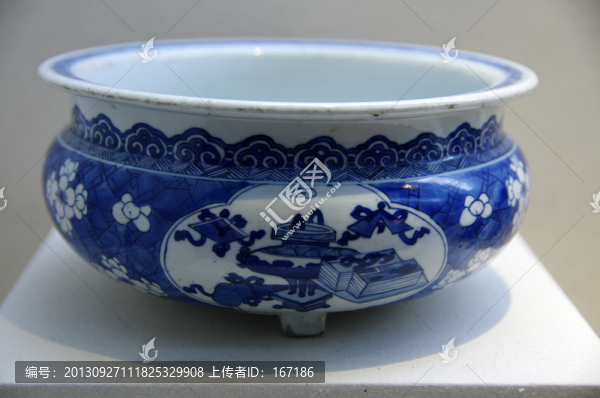 雍正青花琴棋花卉三足爐