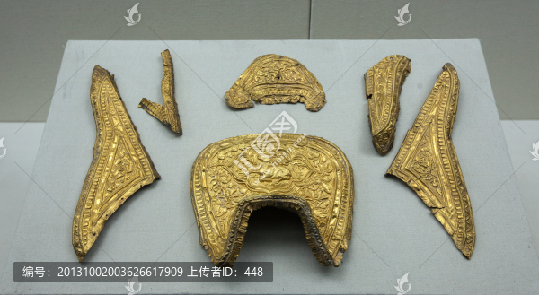 臥鹿纏枝牡丹紋金鞍飾