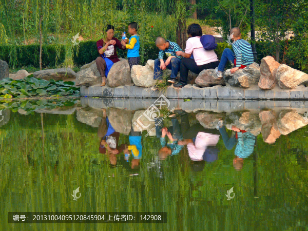 公園水的倒影