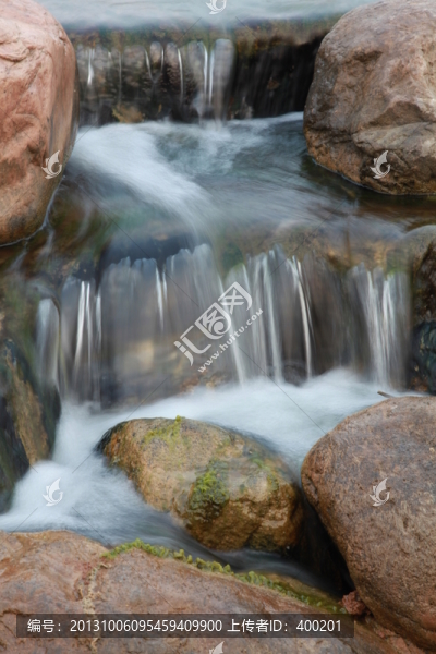 清水石間流淌