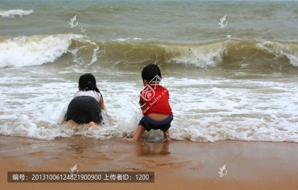 海邊戲水
