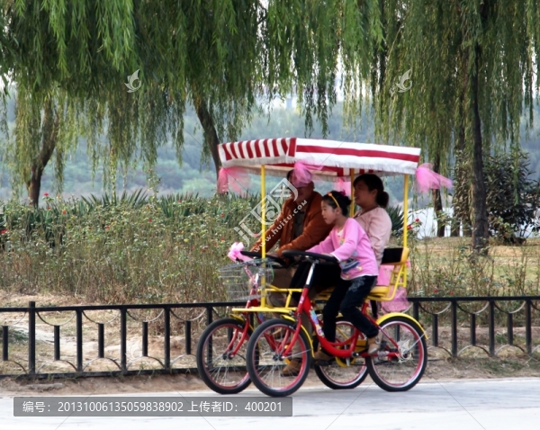騎自行車游玩的一家三口