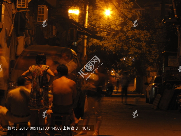 老城舊巷,胡同夜色,乘涼男女