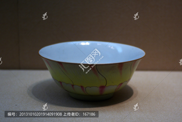 粉彩蓮瓣紋碗