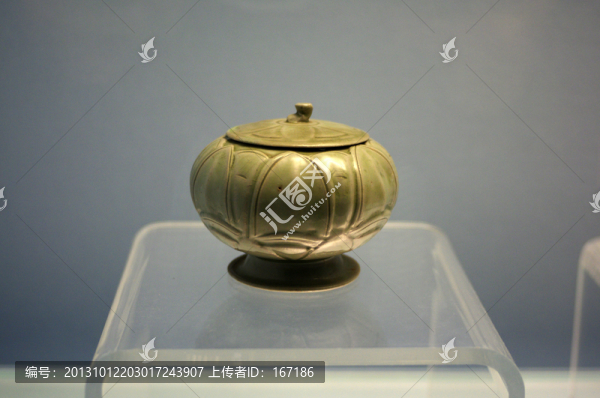 越窯青釉刻花蓮瓣紋蓋壺