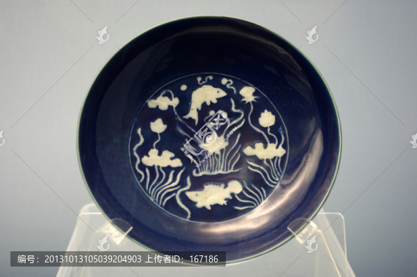 景德鎮(zhèn)窯藍(lán)地白花魚(yú)藻紋盤(pán)