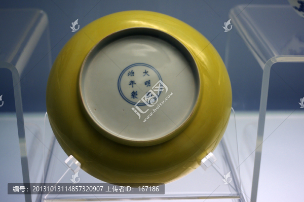 景德鎮(zhèn)窯黃釉盤