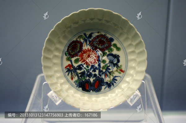 景德鎮(zhèn)窯五彩花蝶紋菊瓣盤