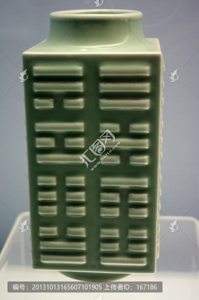 景德鎮(zhèn)窯豆青釉八卦紋方瓶