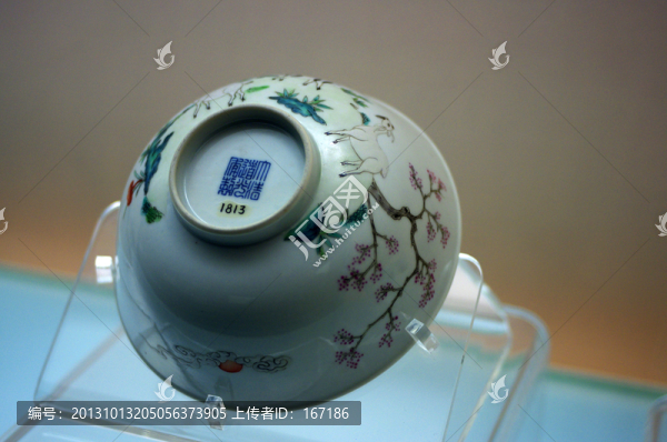 景德鎮(zhèn)窯粉彩三羊圖碗