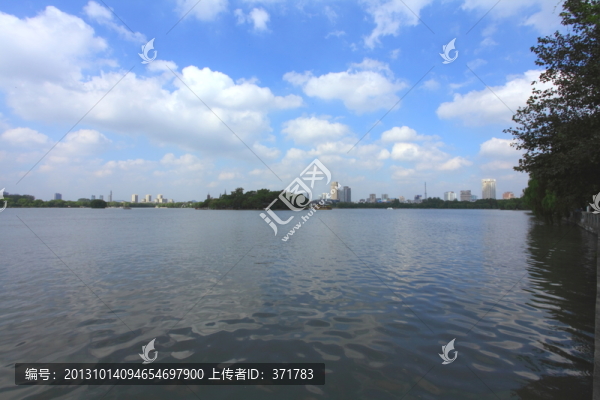 城市邊的南湖