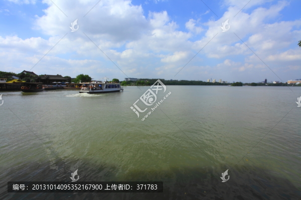 陽(yáng)光下的游船