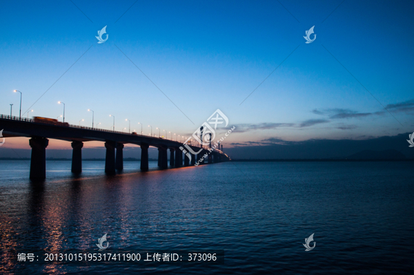 晨曦中的大橋
