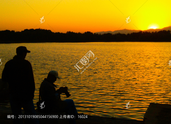 夕陽下的行攝人