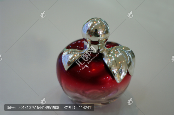 櫥窗里的香水瓶
