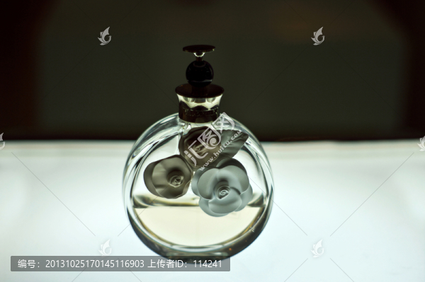 櫥窗里的香水瓶