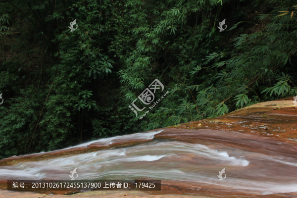 紅石野谷石灘流水