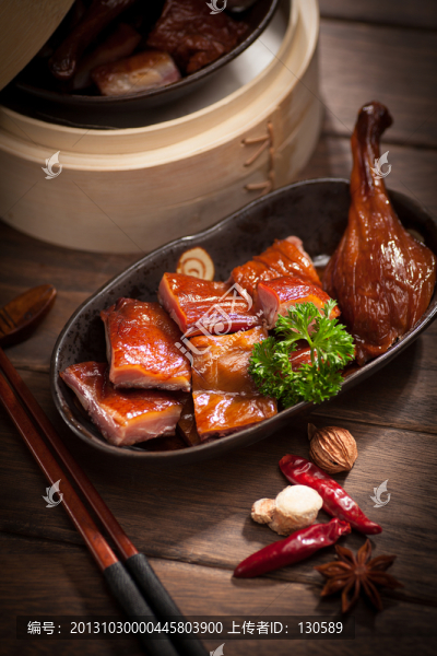 黑盤板鴨淺景深特寫俯視構(gòu)圖