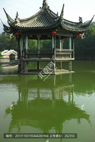 東湖公園半勾亭