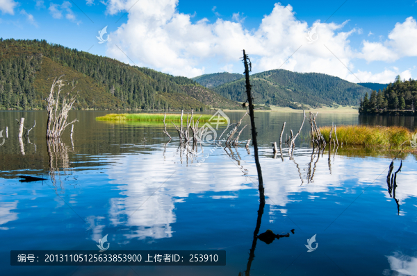 香格里拉普達(dá)措屬都湖風(fēng)光