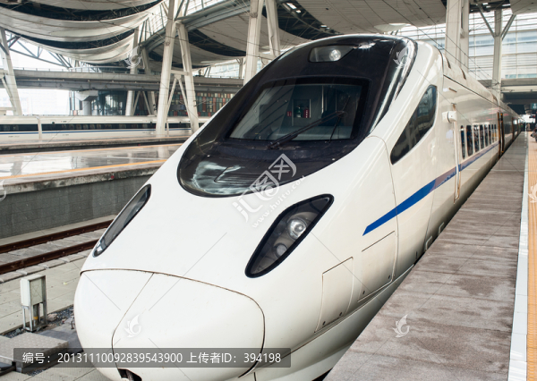 停在火車站的動(dòng)車車頭