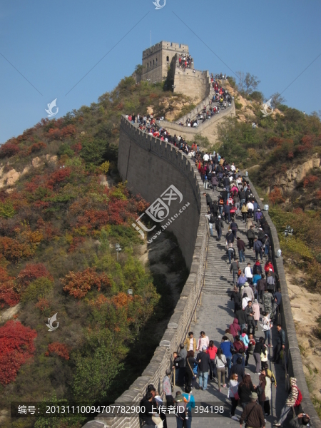 游人如織的八達(dá)嶺長(zhǎng)城