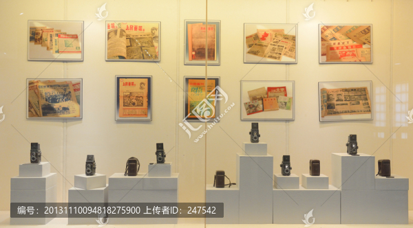 櫥窗里的相機(jī)