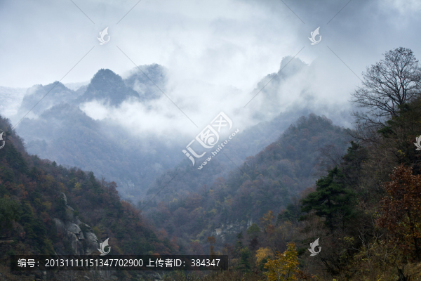 秋季遠山與云霧