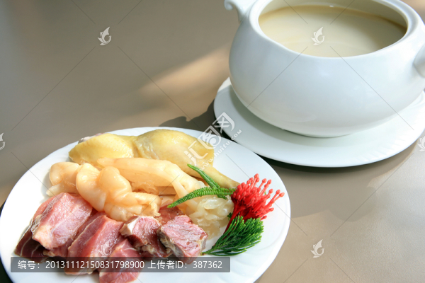 翅湯花膠老雞湯