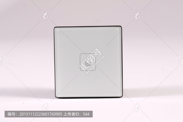 觸摸電燈開關(guān)
