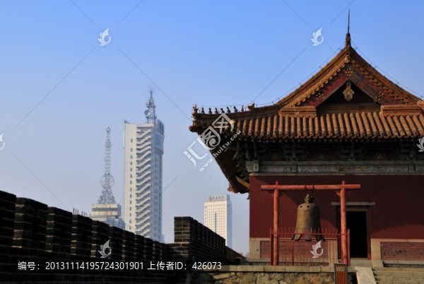 古代城樓與現(xiàn)代高樓