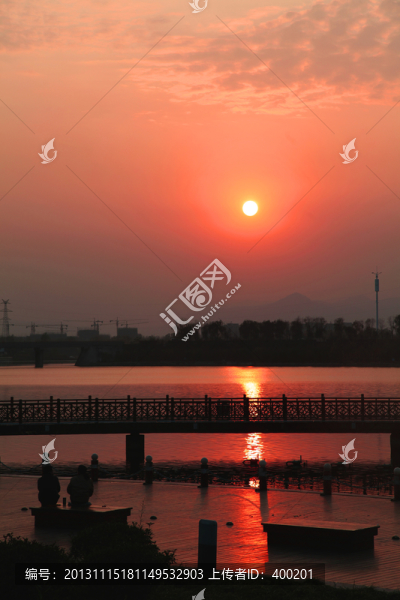 河邊夕陽(yáng)下的游人
