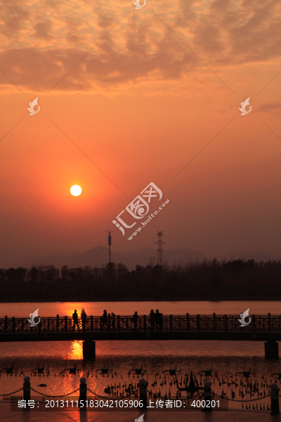 河邊棧橋夕陽下的游人